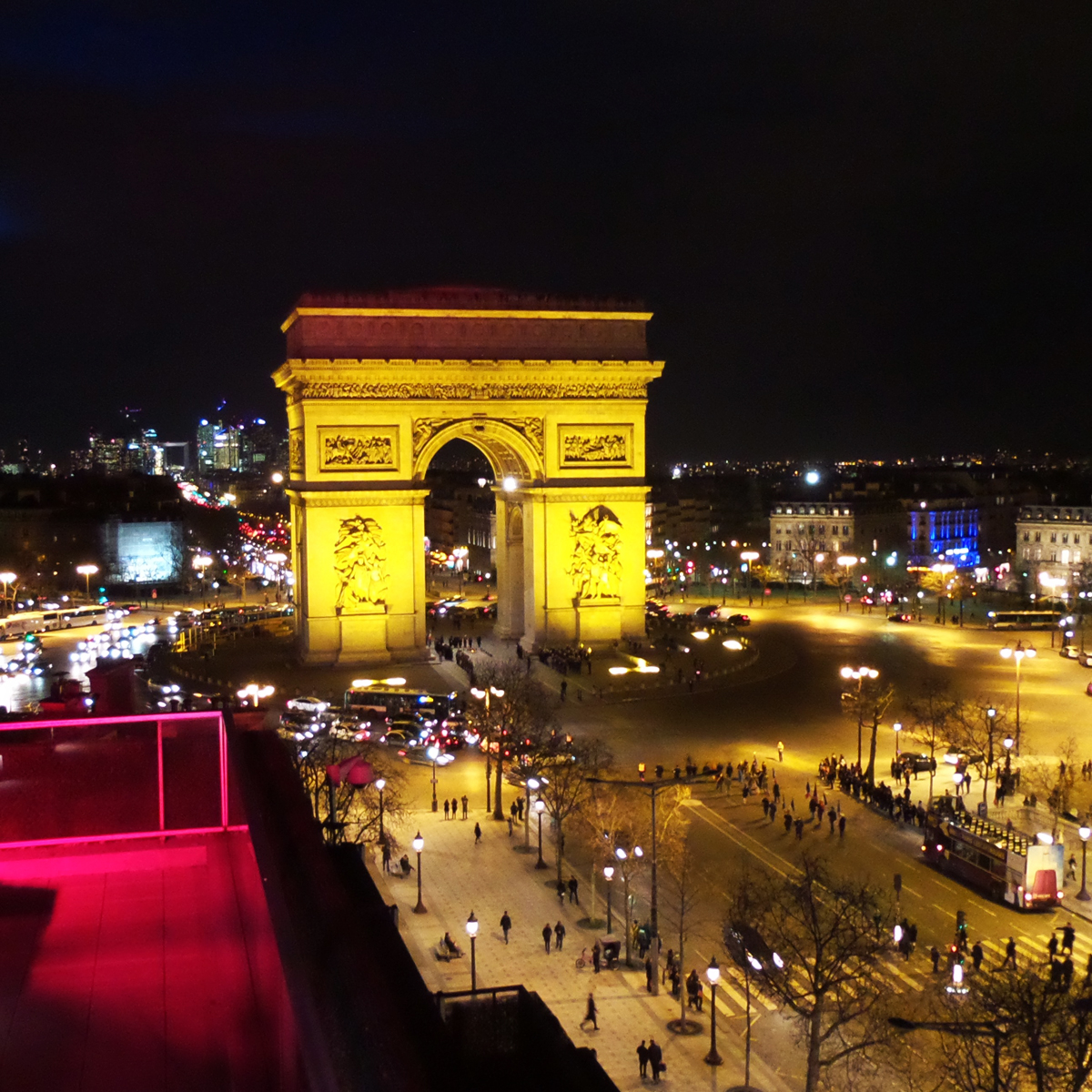 Arc de Triomphe Champs Elysées Rooftop Publicis Drugstore night light