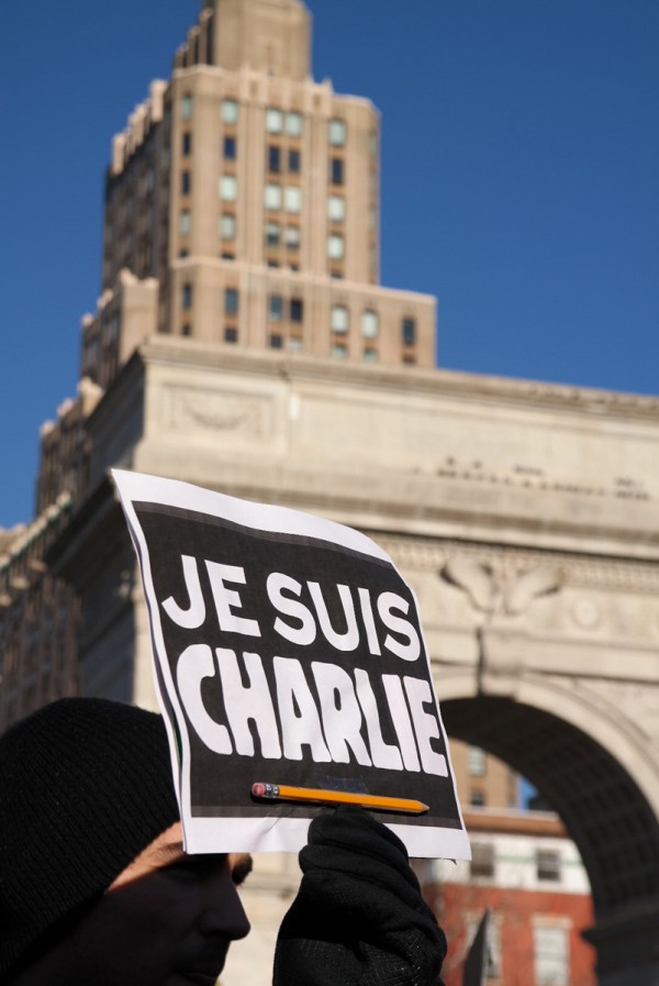 Je suis Charlie JeSuisCharlie Charlie Hebdo hommage reccueillement Washingtown Square New York NYC France crayon