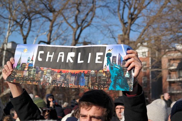 Je suis Charlie JeSuisCharlie Charlie Hebdo hommage reccueillement Washingtown Square New York NYC statue de la liberte France