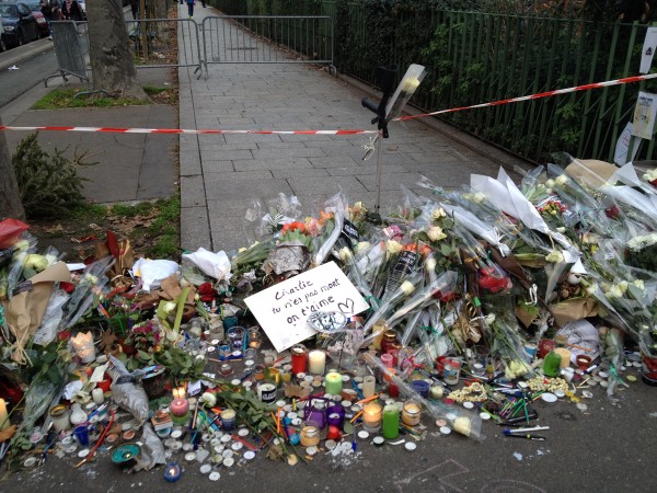 Je suis Charlie JeSuisCharlie JeSuisAhmed CHarlie Hebdo hommage reccueillement paris police GIGN RAID