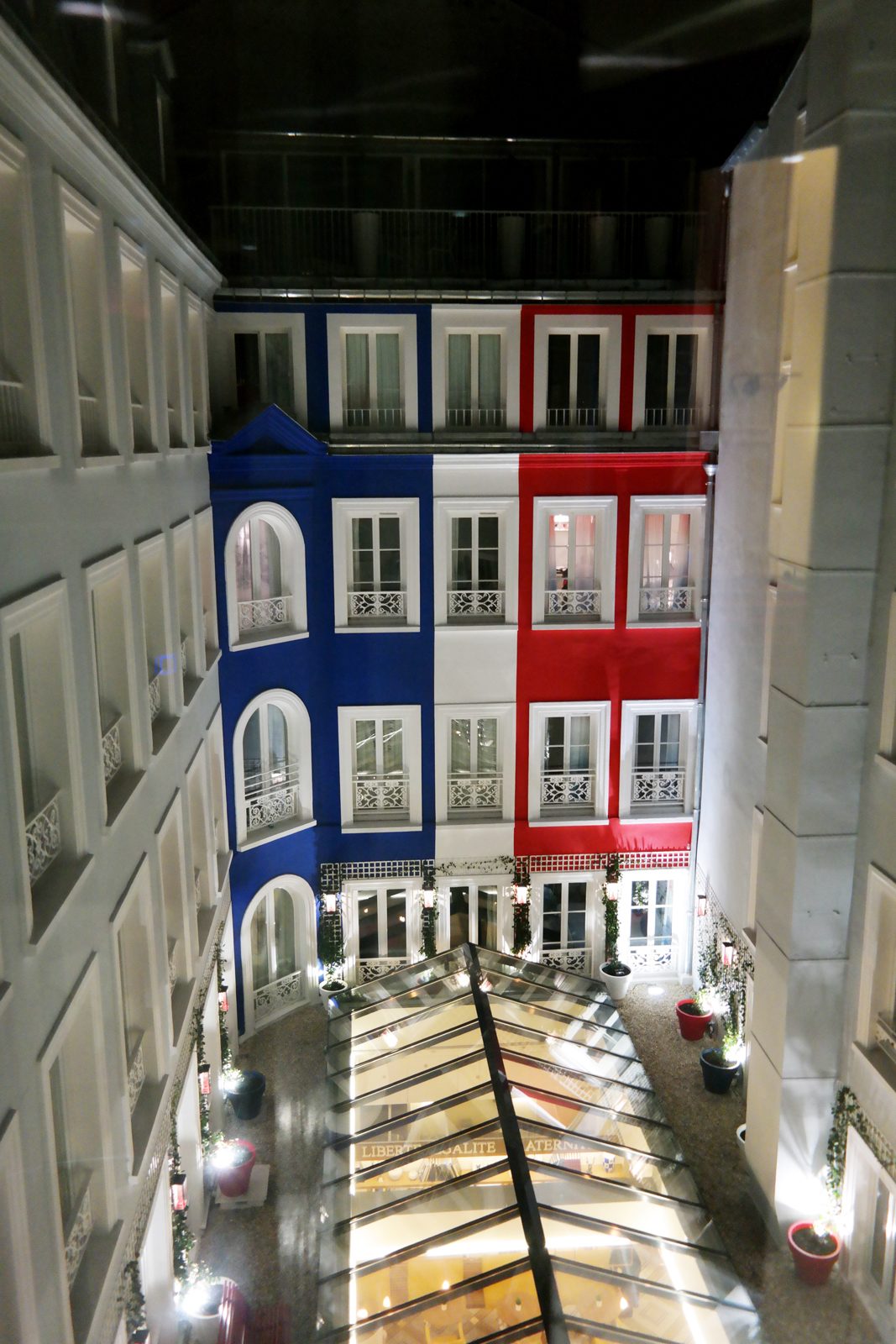 Hotel le 34B astotel paris 34 rue Bergere 75009 blue white red facade french design booking photo usofparis blog