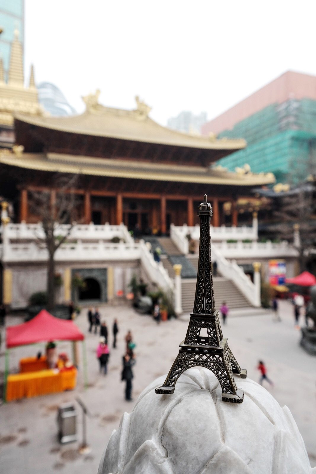 Eiffel Tower and Jing an Temple Shanghai west nanjing road buddhist Temple of peace and tranquility tourisme photo usofparis travel blog