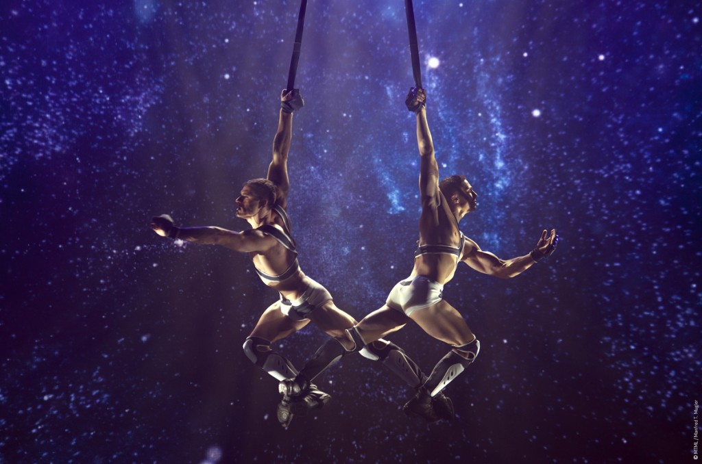 MUGLER FOLLIES 100ème centième Le Comédia Spectacle Manfred Thierry Mugler cabaret live paris show girls numéro glamour NosHeros sangles