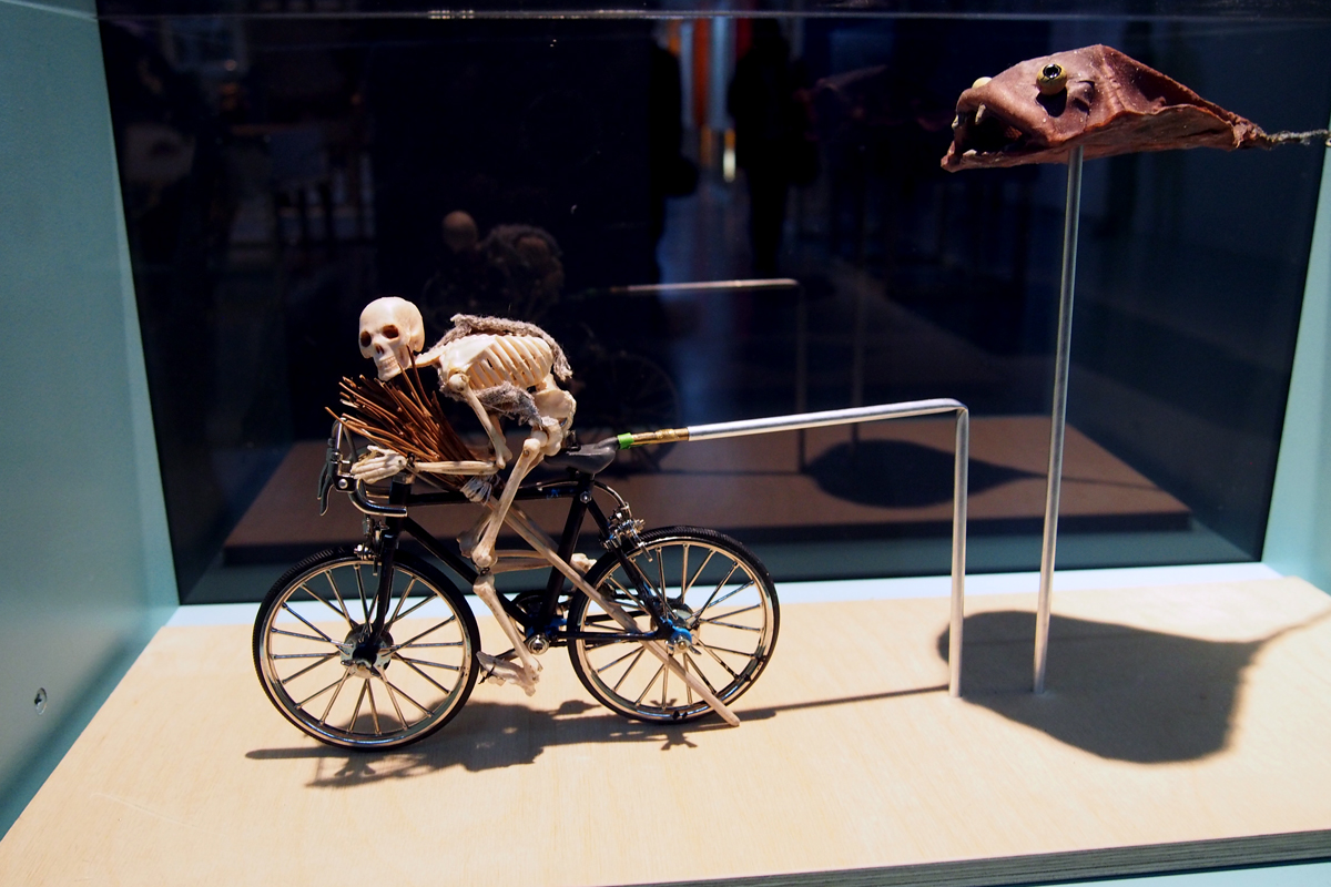 Squelette-cycliste-vélo-poursuivi-film-animation-exposition-Motion-Factory-les-ficelles-du-monde-animé-La-Gaité-Lyrique-photo-United-States-of-paris-Blog