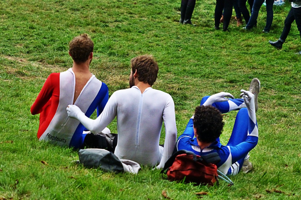 Festivaliers  garçons en collant déguisés sexy nature spectateurs concert Rock en Seine Festival music France photo by United States of Paris blog