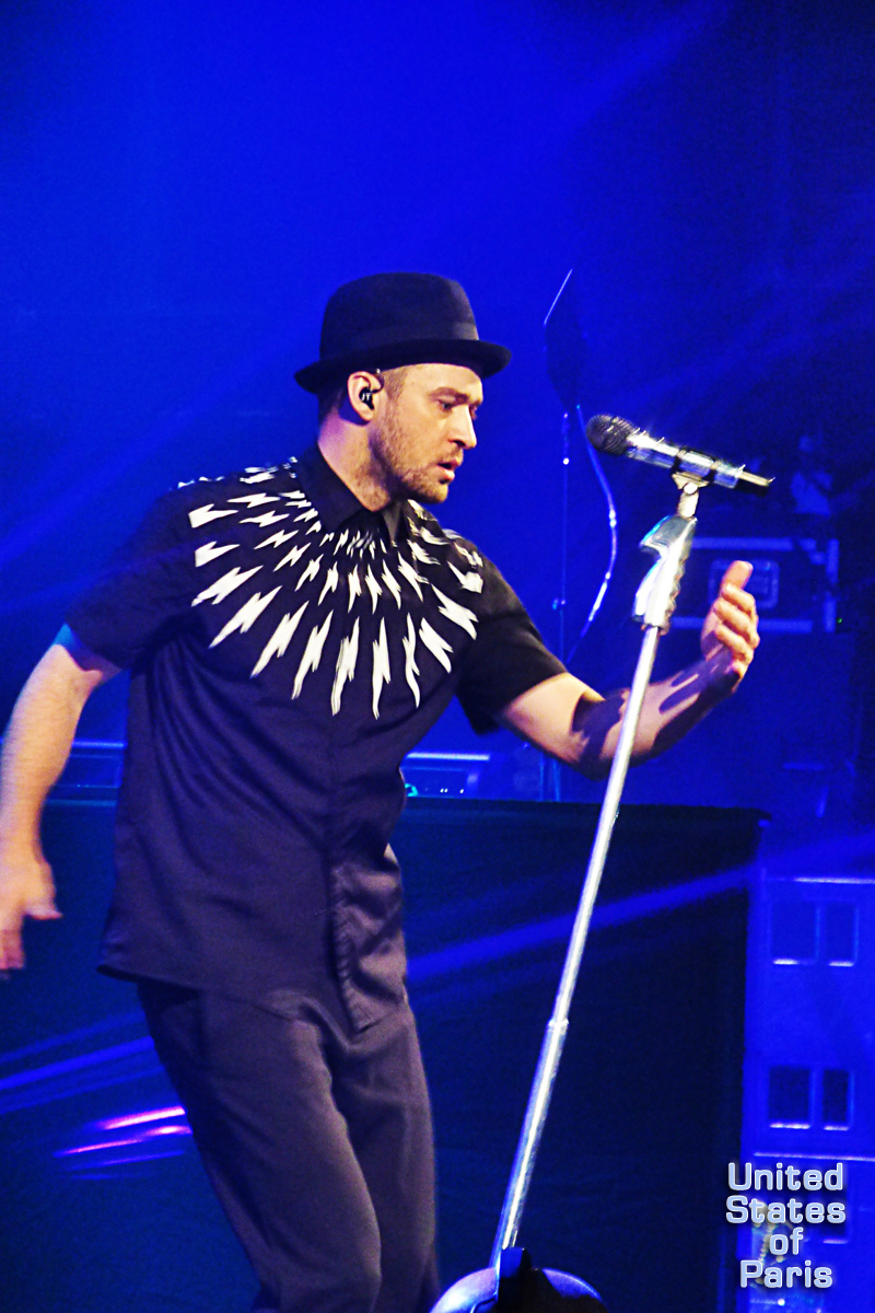 пение на опоре. занятия по вокалу. движения для вокалиста. яркие сценические костюмы. солист на сцене.