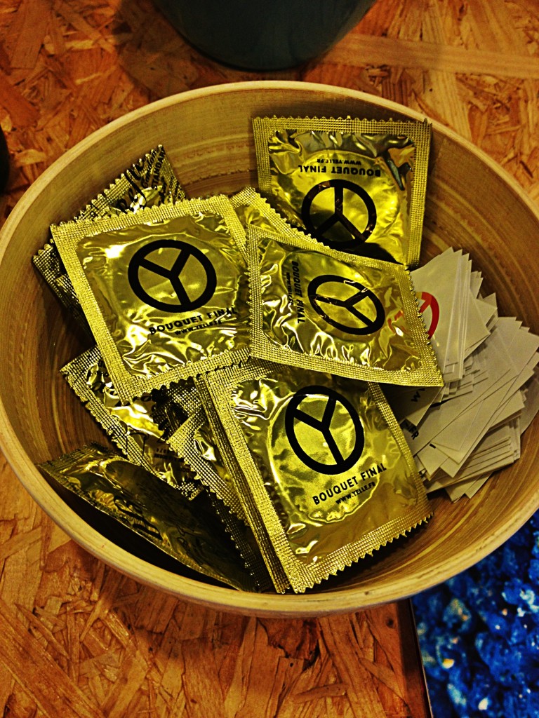 Préservatifs Complètement Fou nouvel album Yelle chanteuse Nuit de Baise merchandising collector condoms Because music Kemosabe photo by United States of Paris blog