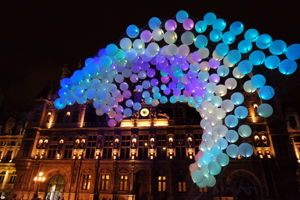 Installation-Mini-Burble-Paris-by-Umbrellium-design-Samsung-300-ballons-avec-LEDs-multicolores-Parvis-de-lHôtel-de-Ville-Paris-Nuit-Blanche-2014-photo-by-United-States-of-Paris-blog