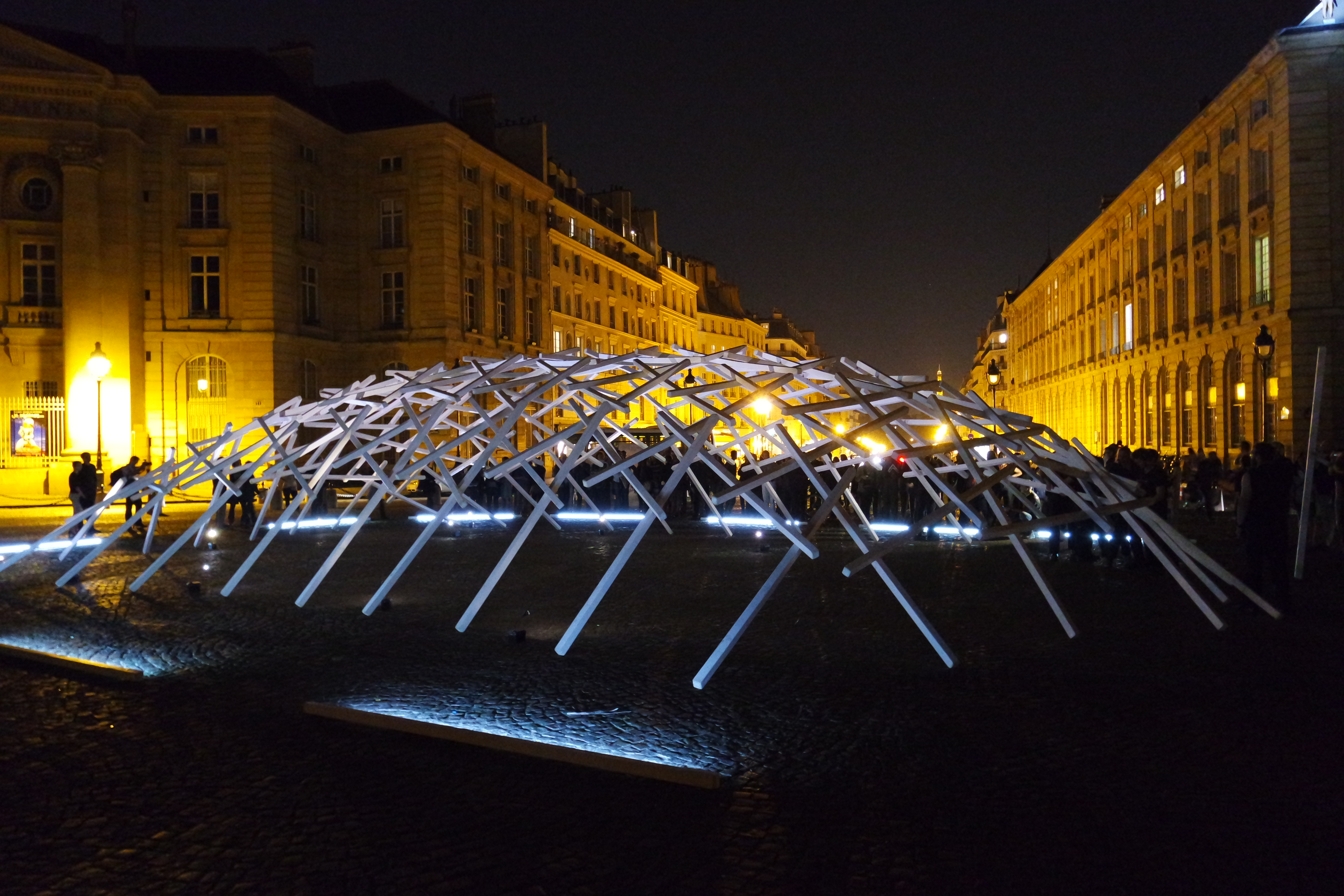 La-Transumante-by-Johann-Le-Guillerm-installation-de-bois-performance-place-du-Panthéon-nuit-blanche-2014-paris-photo-by-United-States-of-paris-blog