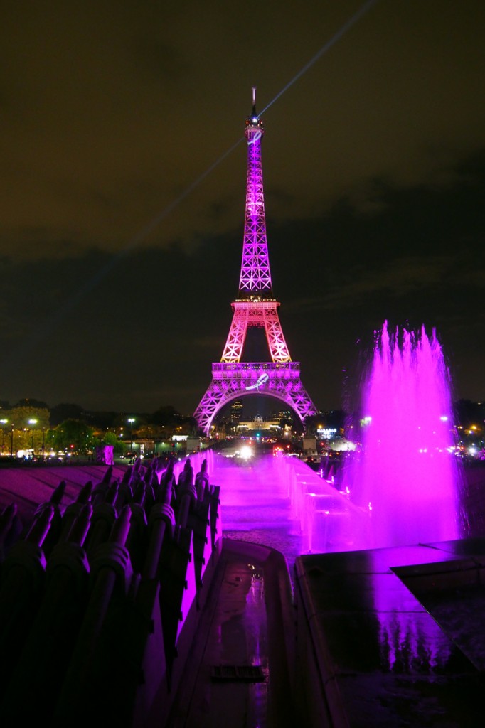 Pink-Eiffel-Tower-Tour-Eiffel-éclairée-couleur-rose-pour-Octobre-Rose-Ruban-Estée-Lauder-Pink-Ribbon-Photo-Award-Lutte-contre-le-cancer-BCA-Campaign-photo-by-United-States-of-Paris-Blog