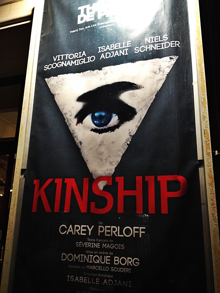 Affiche Kinship pièce Carey Perloff avec Isabelle Adjani Vittoria Scognamiglio Niels Schneider Théâtre de Paris mise en scène Dominique Borg photo by United States of Paris blog