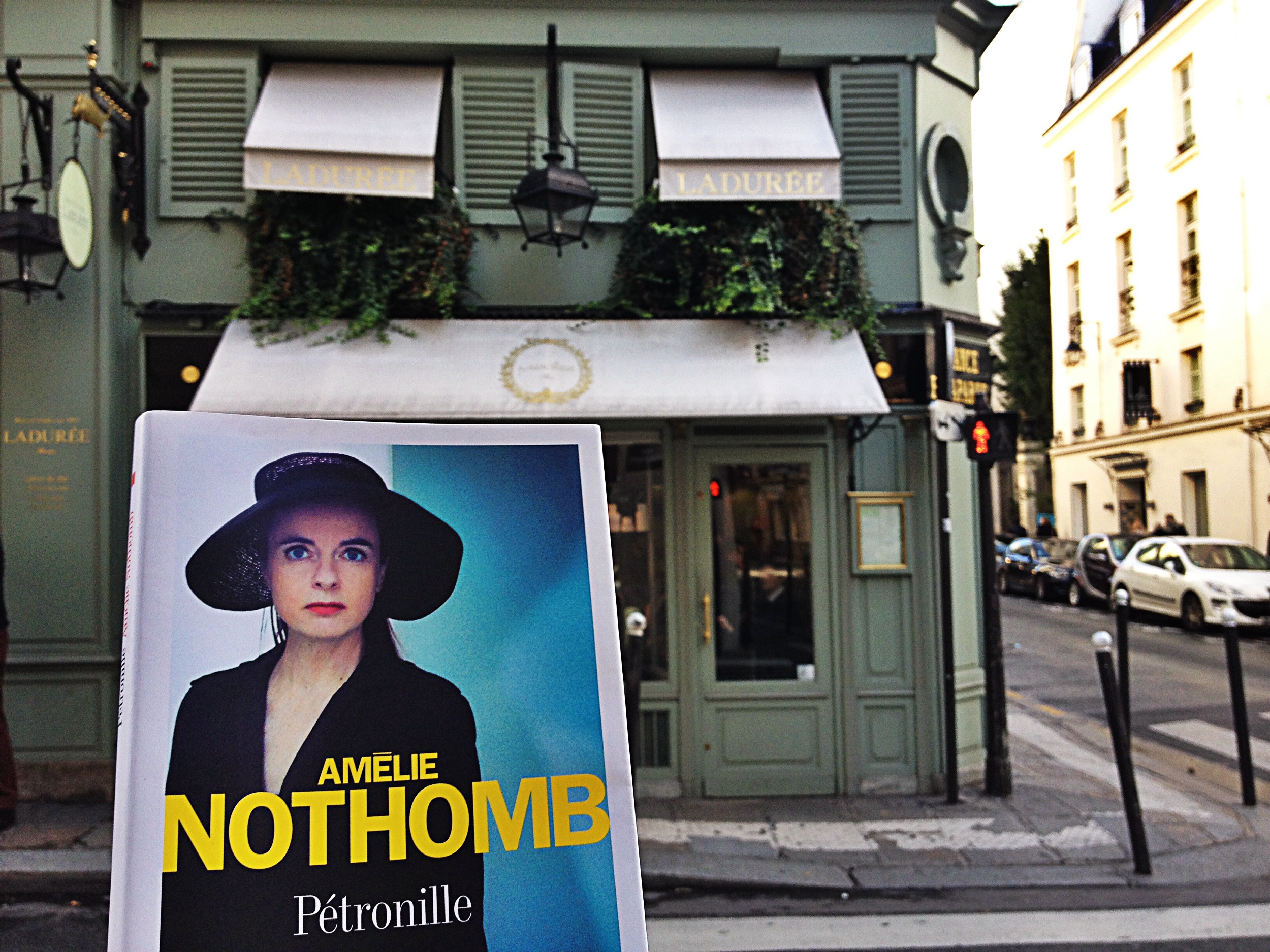 Amélie Nothomb nouveau roman Pétronille rencontre dédicace Ladurée anniversaire Fnac 60 ans photo by United States of Paris blog