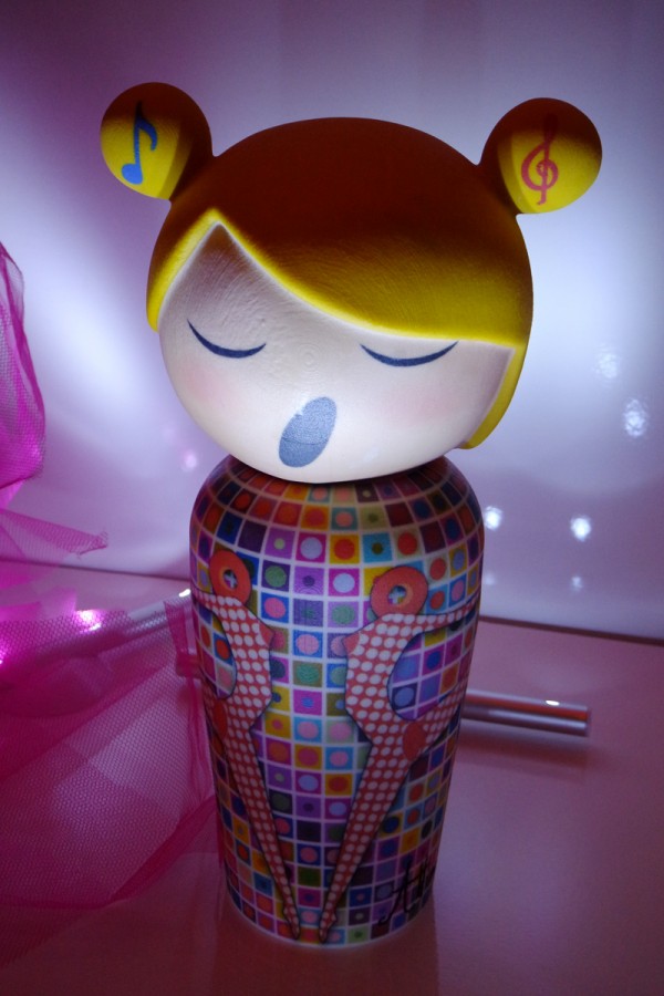 Elixir-damour-Kokeshi-par-Valeria-Attinelli-Frimousses-de-créateurs-2014-Unicef-Théâtre-du-Chatelet-exposition-vente-photo-by-United-States-of-Paris-blog