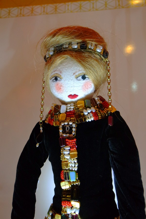 Poupée-défilé-Paris-Byzance-woman-Chanel-par-Karl-Lagerfeld-exposition-vente-Frimousses-de-créateurs-Unicef-2014-Théâtre-du-Chatelet-photo-by-United-States-of-paris-blog