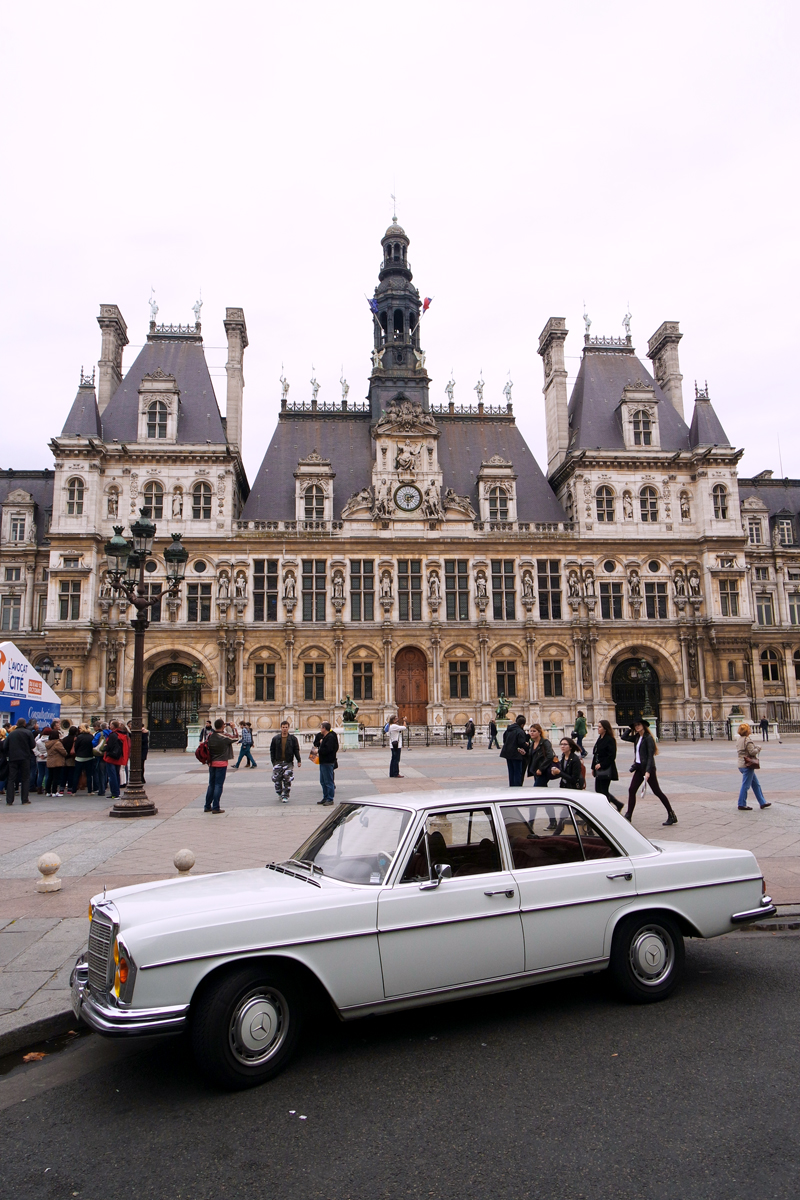 Visite-insolite-de-Paris-en-voiture-de-collection-Mercedes-280-SE-vintage-avec-Paris-Balade-city-tour-balades-Parvis-Hôtel-de-Ville-photo-by-United-States-of-Paris-blog