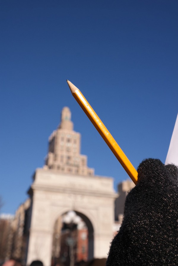 Je suis Charlie JeSuisCharlie Charlie Hebdo hommage reccueillement Washingtown Square New York NYC crayon France
