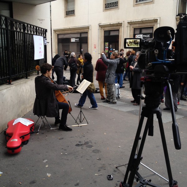 Je suis Charlie JeSuisCharlie siège CHarlie Hebdo hommage reccueillement paris violoncelle musique