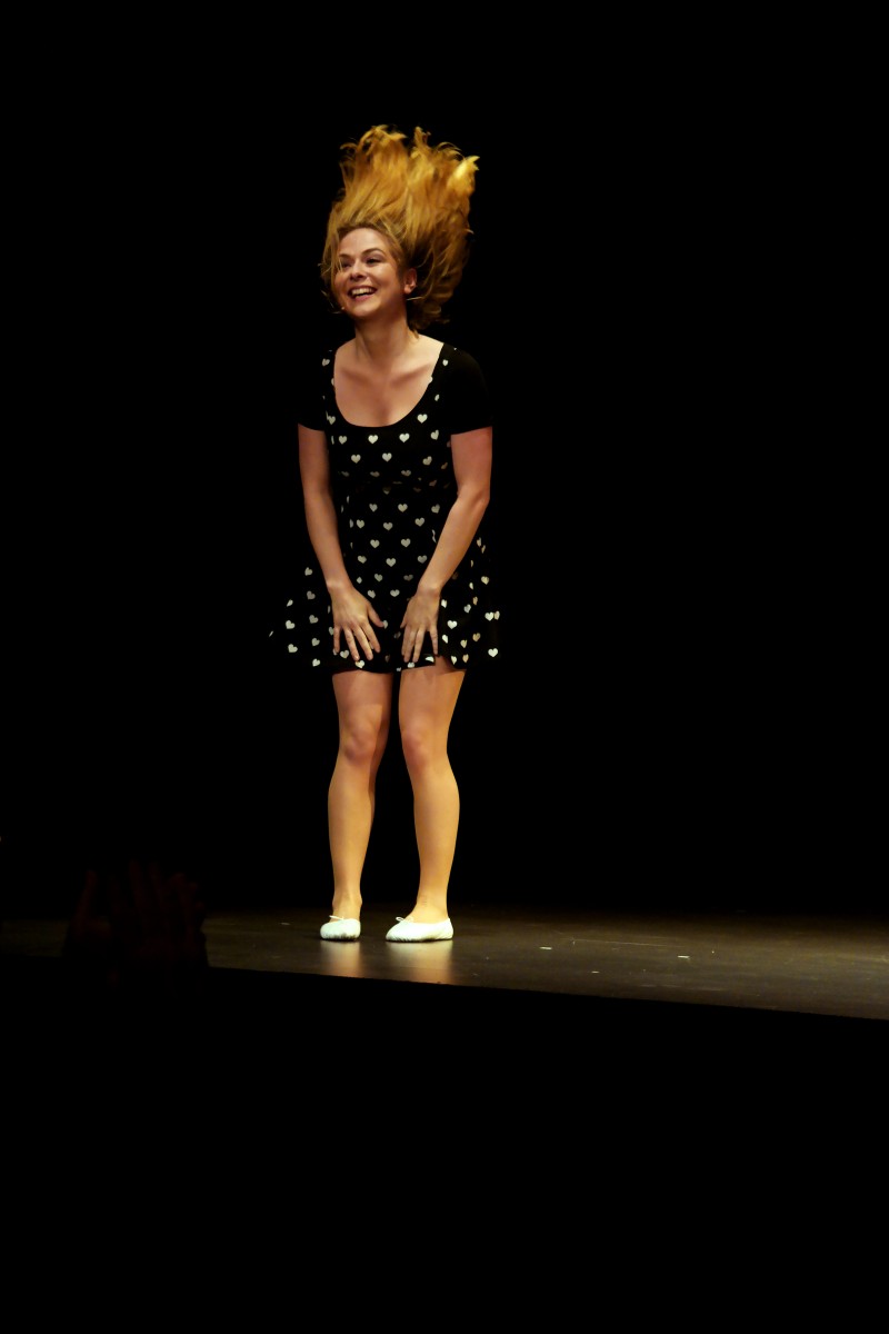 Constance humoriste sur scene nouveau spectacle Partouze Sentimentale Comédie de paris humour photo by United States of Paris blog