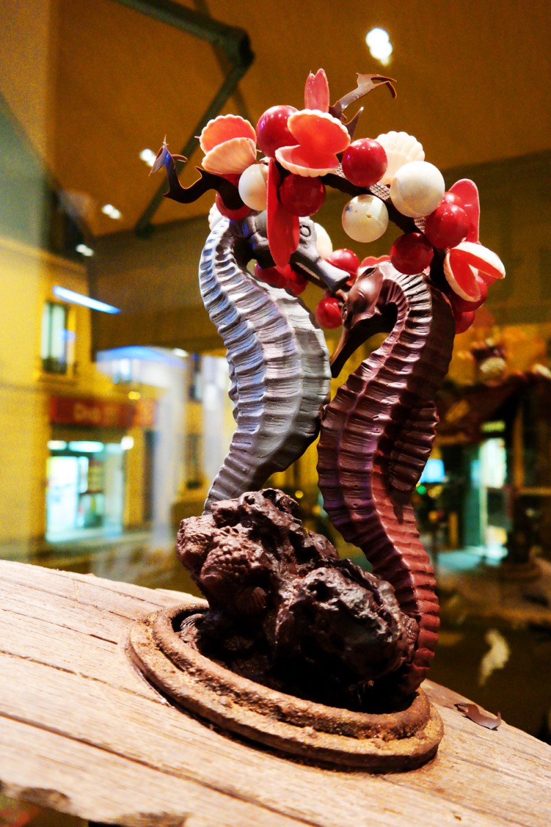 Duo-hippocampes-en-chocolat-création-Luc-Baudin-World-Master-Chocolate-2015-Eugène-Paris-Boulangerie-patisserie-chocolaterie-photo-United-States-of-Paris-blog