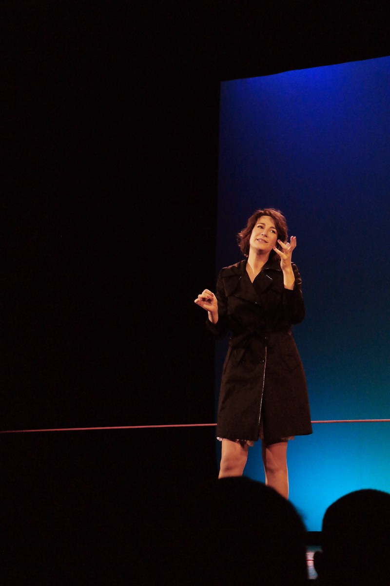 Virginie-Hocq-sur-scène-nouveau-spectacle-Sur-le-fil-Théâtre-de-Paris-humour-humoriste-photo-by-United-States-of-Paris-blog