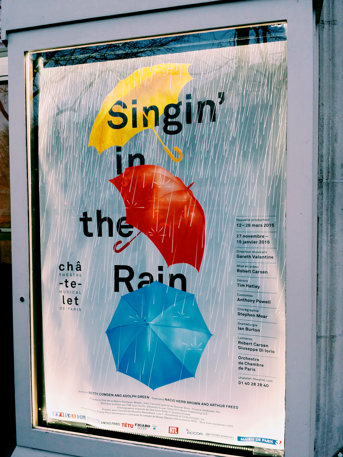 Affiche-Singin-in-the-rain-nouvelle-production-Théâtre-du-Chatelet-paris-musical-show-poster-Robert-Carsen-photo-by-United-States-of-Paris-blog