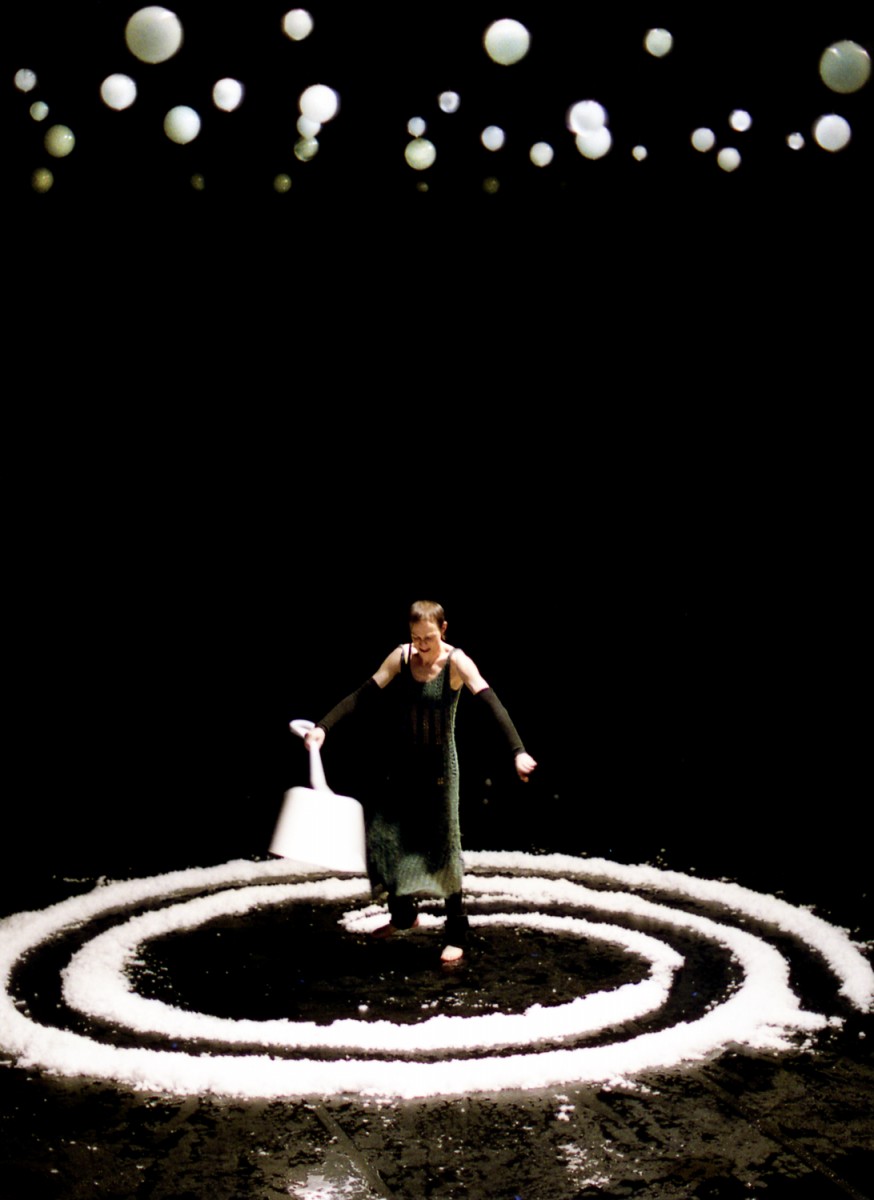 PPP Phia Ménard compagnie Cie Non Nova théâtre monfort spectacle scène critique paris crédit photo Jean Luc BEAUJAULT