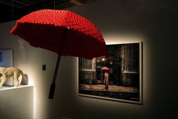 The art of the Brick  Nathan Sawaya art création Umbrella parapluie briques lego critique avis photo by United States of Paris