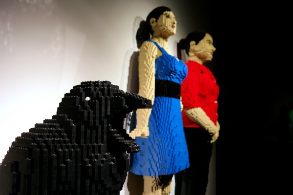 The art of the Brick  Nathan Sawaya art création briques lego critique avis photo by United States of Paris Crow Girl Woman