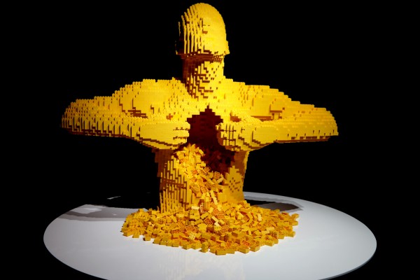 The art of the Brick  Nathan Sawaya art création yellow briques lego critique avis photo by United States of Paris
