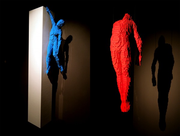 The art of the Brick  Nathan Sawaya  critique avis art création Hanging on the edge ascension briques lego  photo by United States of Paris Hanging on the edge ascension