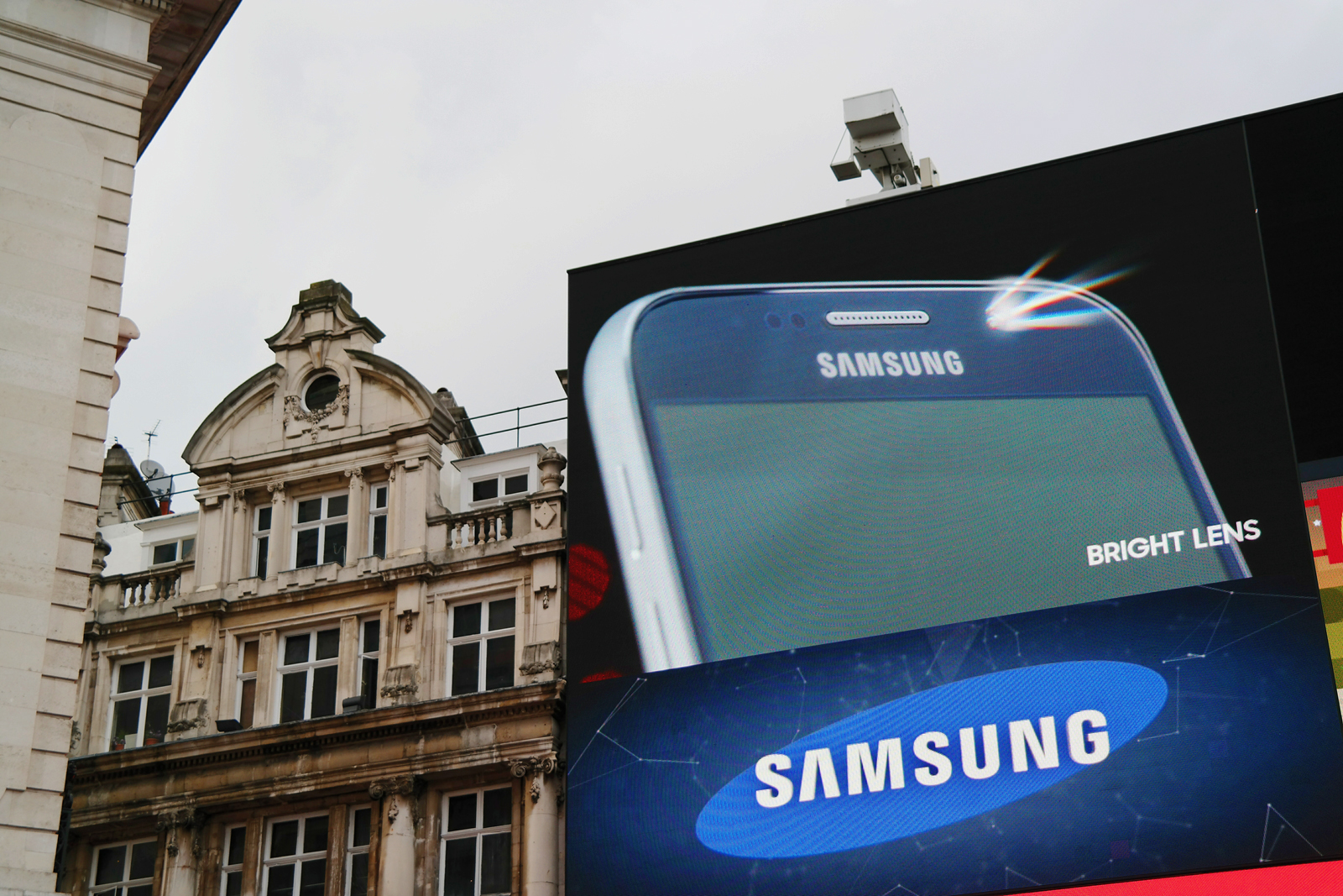 Samsung Galaxy S6 Edge smartphone bright lens Picadilly Circus advertising screens London street Londres publicités sur écran capteur 16 megapixels photo by United States of Paris blog