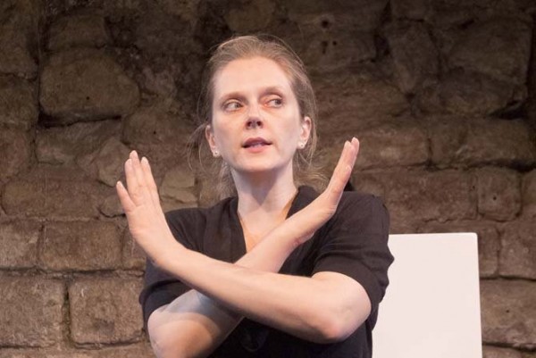 irma rose Irma rit rose théâtre les déchargeurs critique Pièce humour spectacle United States of Paris.jpg