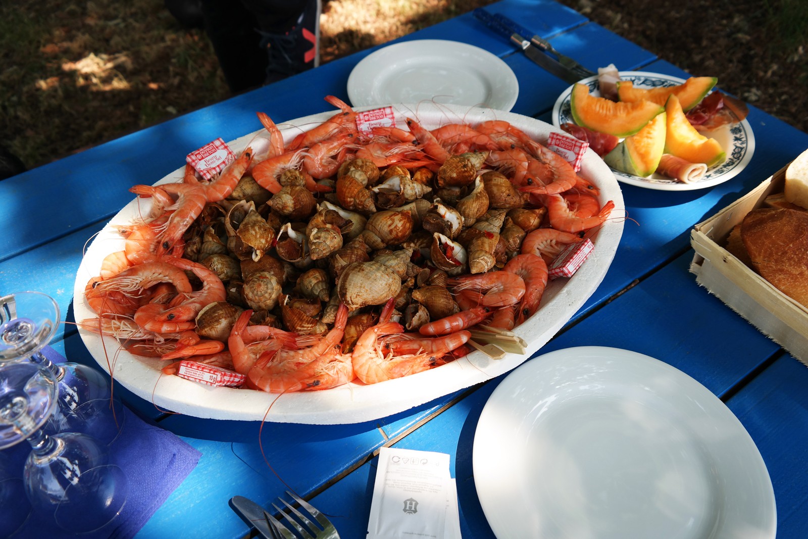 Assiette-fruits-de-mer-cabane-ostréicole-Antoine-Duvignac-déjeuner-huitres-bulots-crevettes-Port-de-Biganos-Bassin-d-Arcachon-gironde-vraies-vacances-photo-by-united-states-of-paris-blog