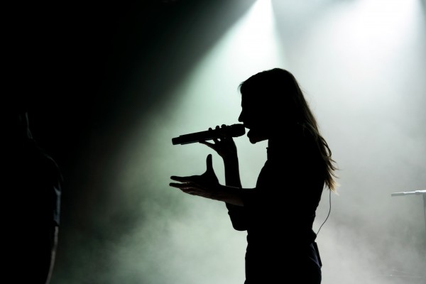 Christine-and-the-queens-concert-festival-fnaclive-2015-scène-stage-tournée-chaleur-humaine-live-photo-by-united-states-of-paris-blog