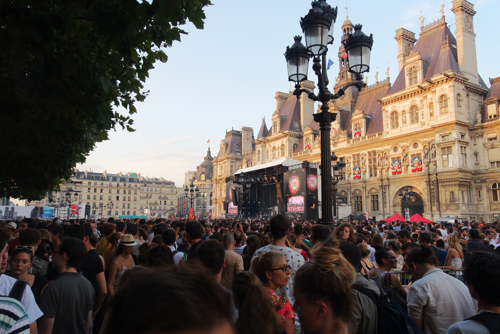 Fnaclive-festival-2015-vue-grande-scène-Parvis-de-l-hotel-de-ville-paris-public-festivaliers-foule-photo-by-united-states-of-paris