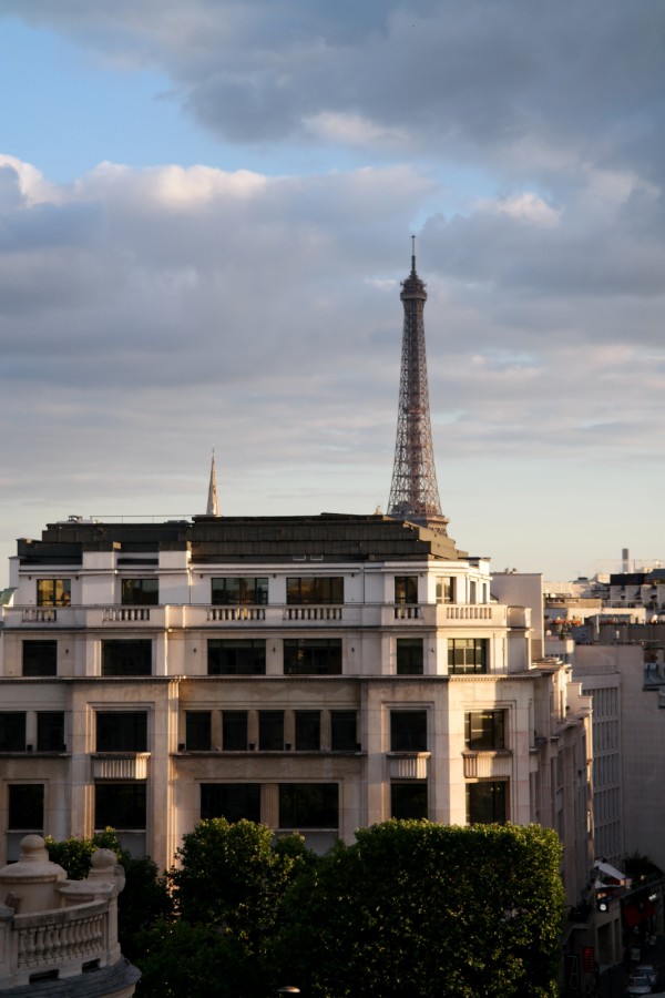 La-Tour-Eiffel-tower-vue-de-la-terrasse-rooftop-été-summer-Restaurant-Le-W-Hotel-Warwick-Champs-Elysées-4-étoiles-rue-de-berri-photo-by-united-states-of-paris-blog