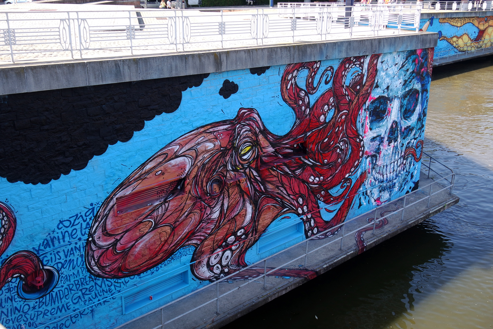 Octopus and skull pieuvre et crâne graffiti street art bruxelles brussel pont sainctelette brug urban art photo by united states of paris blog