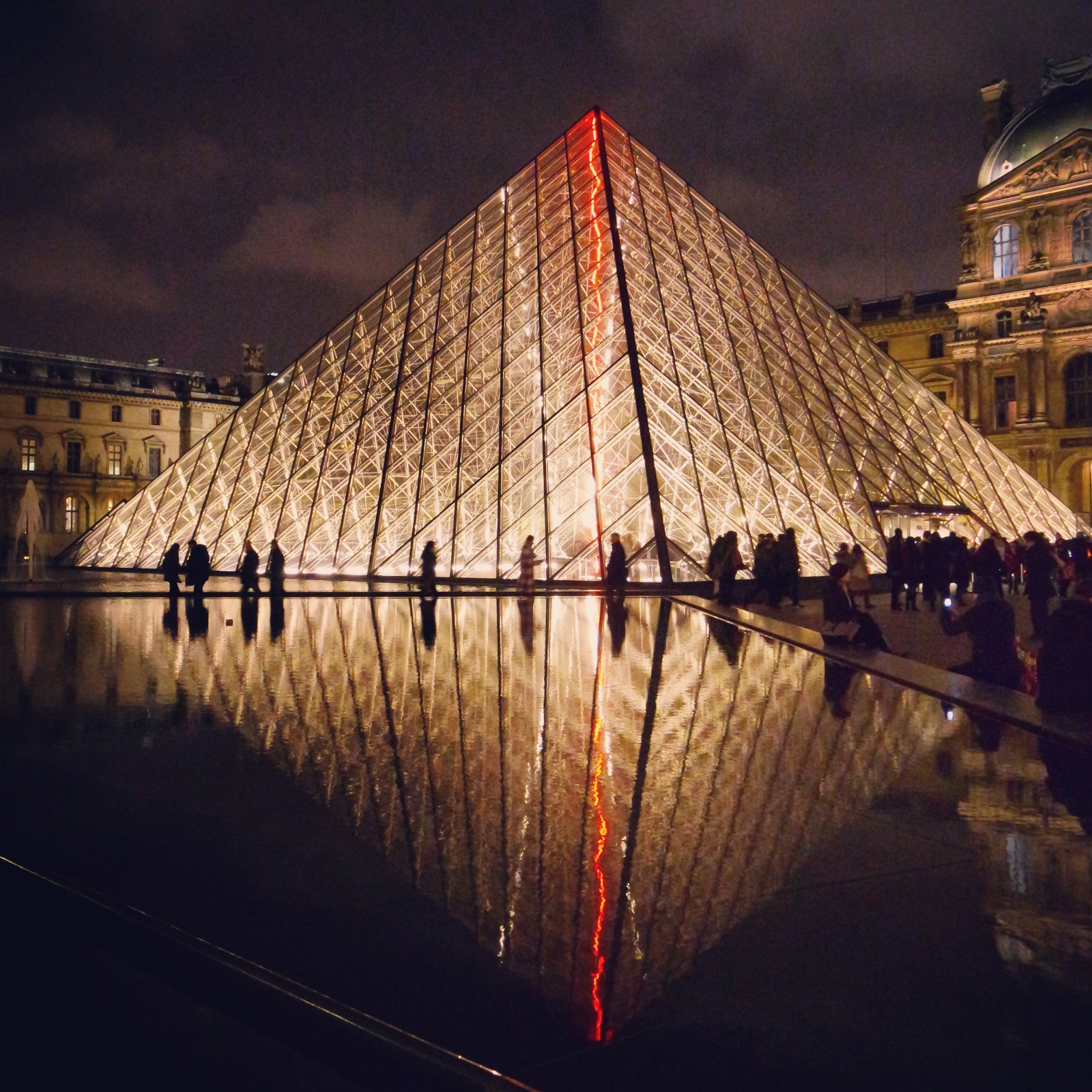 Pyramide Musée du Louvre de nuit Paris city by night monument photo united states of paris blog usofparis