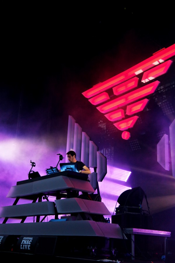 The-Avener-fnaclive-2015-festival-concert-live-dj-set-Tristan-Casara-tournée-The-wanderings-of-the-avener-tour-stage-lights-photo-scène-by-united-states-of-paris-blog