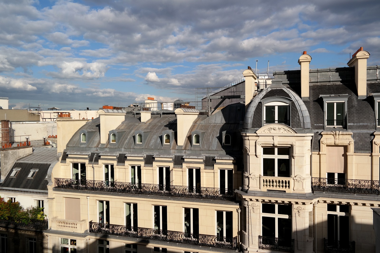 Vue-toits-de-paris-de-la-terrasse-penthouse-summer-rooftop-restaurant-le-W-hotel-warwick-champs-élysées-rue-du-berri-photo-by-united-states-of-paris-blog