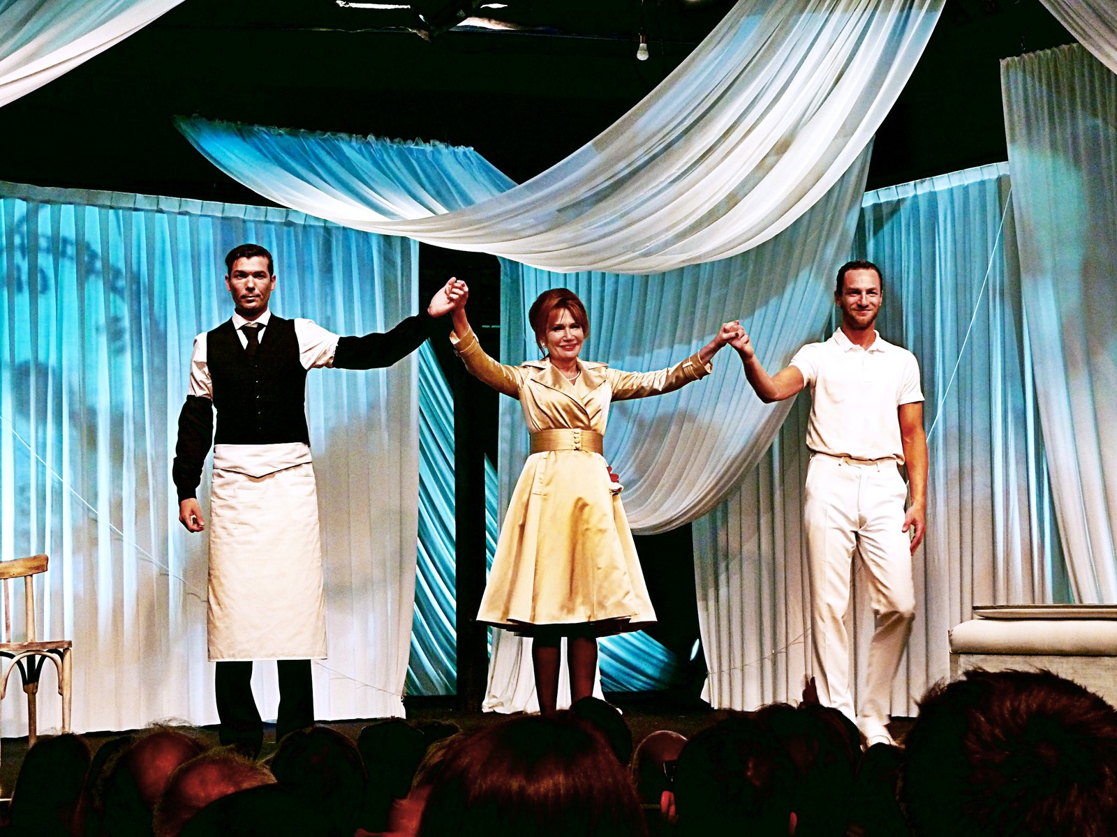 Clěmentine Célarié 24h de la vie d une femme au Théâtre Rive Gauche Stefan Sweig mise en scène Steve Suissa salut photo de scène by united states of paris blog