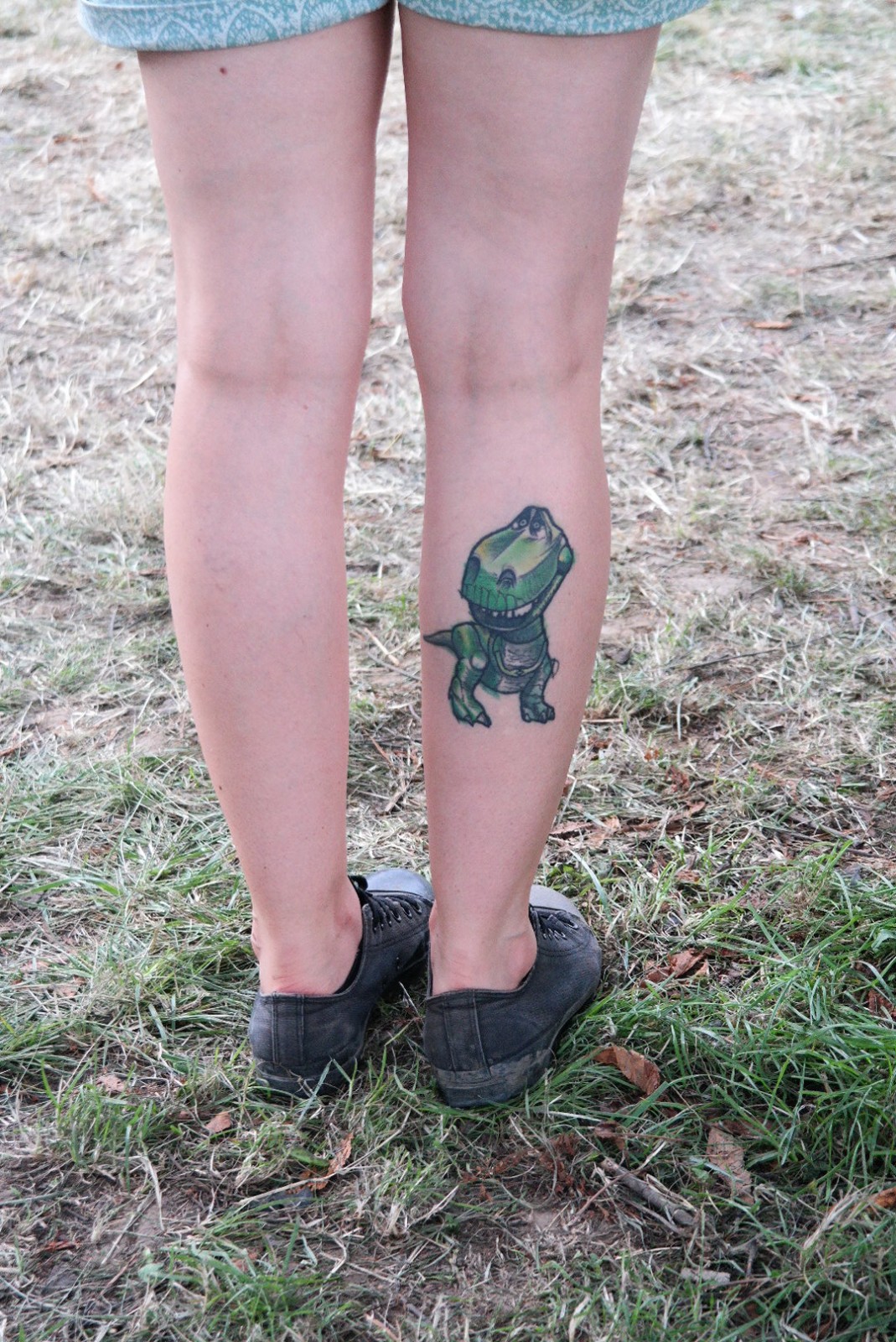Funny-Tattoo-Rex-Toy-Story-on-calf-festival-Rock-en-Seine-2015-festivalière-tatouée-taoutage-pour-femme-amusant-photo-by-united-states-of-paris-blog