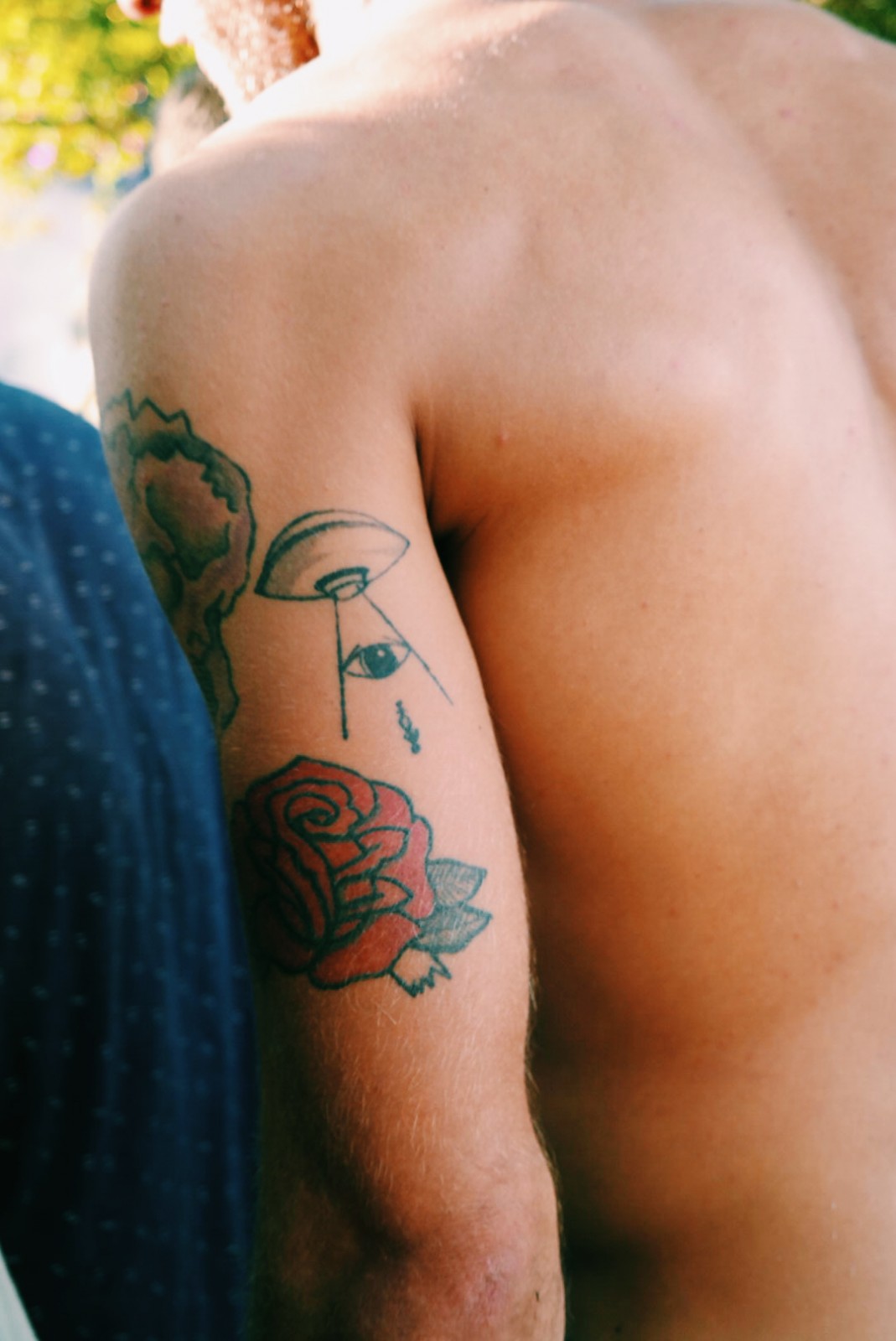 Funny-Tattoo-Ufo-flying-saucer-festival-Rock-en-Seine-2015-festivalier-tatoué-tatouage-marrant-photo-by-united-states-of-paris-blog