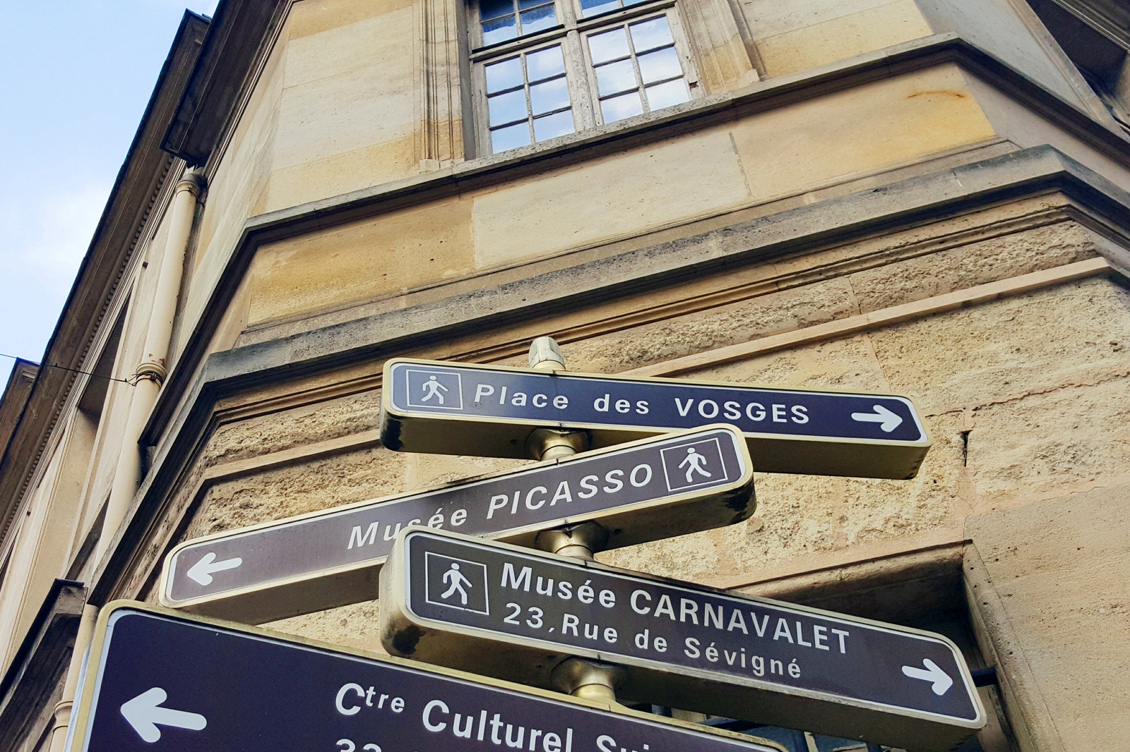 Le Marais rue panneaux de direction Musée national Picasso Paris Musée Carnavelet Place des Vosges photo by united states of paris blog