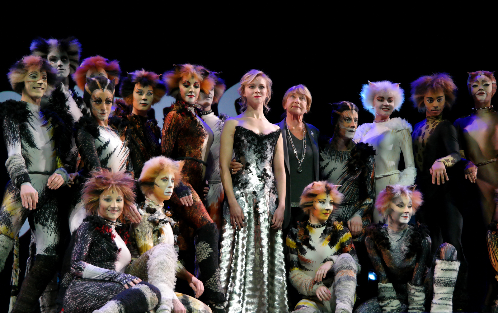 Prisca Demarez et la troupe anglaise de Cats le Musical Gillian Lynne chorégraphe Théâtre Mogador photo scène by united states of paris blog
