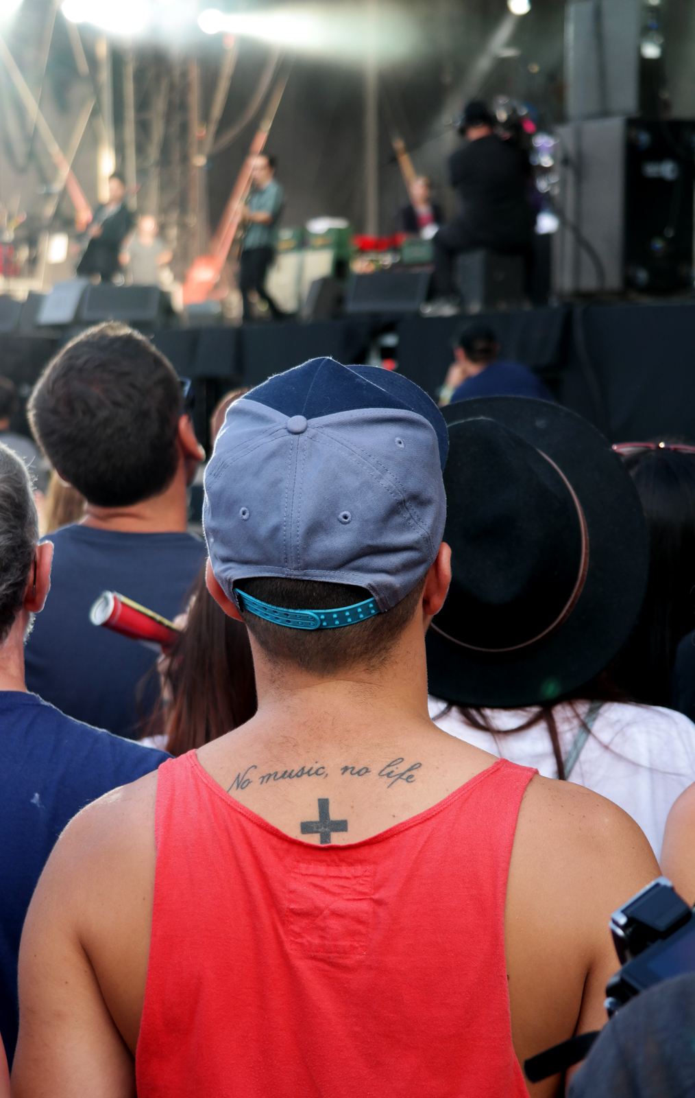 Rock en Seine 2015 festival No music no life tattoo tatouage dans le dos d un festivalier devant live Stereophonics photo by united states of paris blog