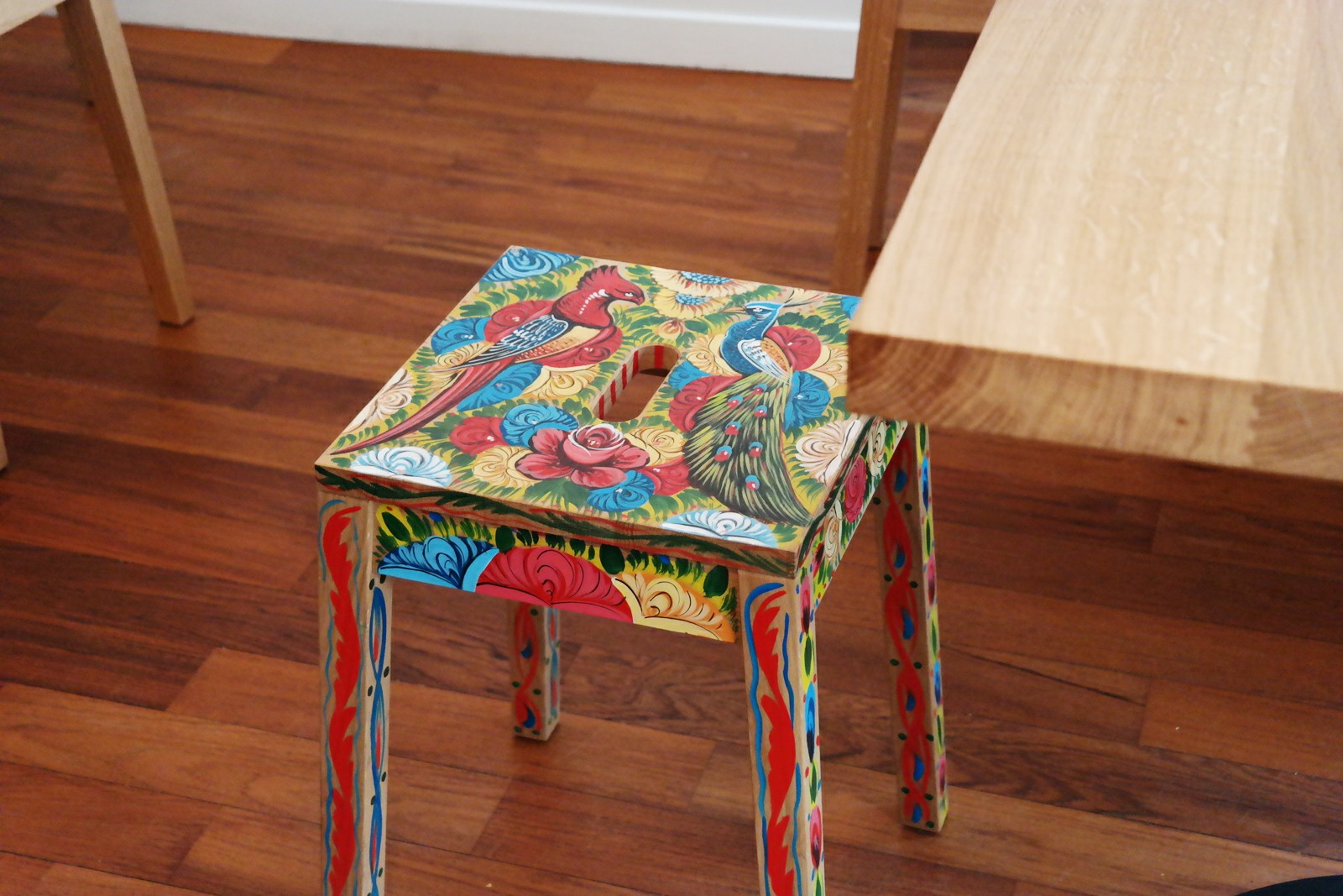 Tabouret-by-Pakistani-Truck-Art-Pakistanais-stool-au-Rice-Trotters-restaurant-concept-riz-déco-intérieure-photo-by-united-states-of-paris-blog
