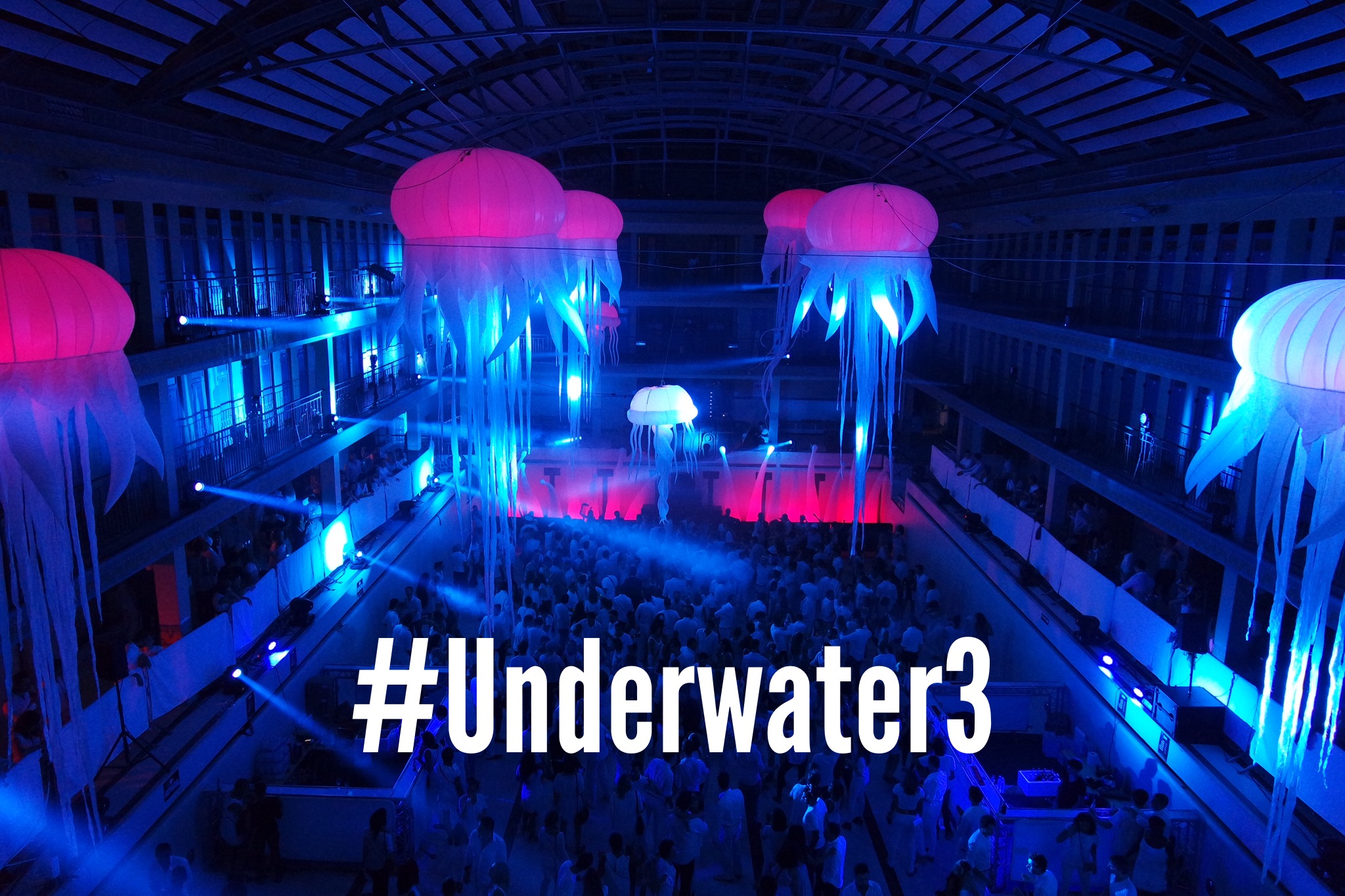 Underwater 3 the light bath par Agence Wato we are the oracle piscine pailleron 28 et 29 août 2015 swimming pool party night photo by united states of paris blog