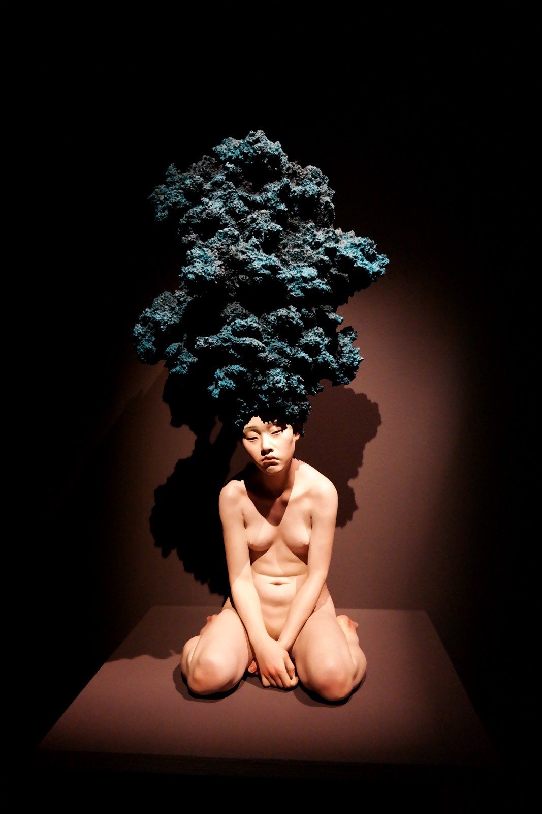Hey! Act III exposition Halle Saint Pierre Paris exhibition The Dreamer Blue 2007 oil on resin sculpture de Choi Xooang corée du sud collection privée photo usofparis
