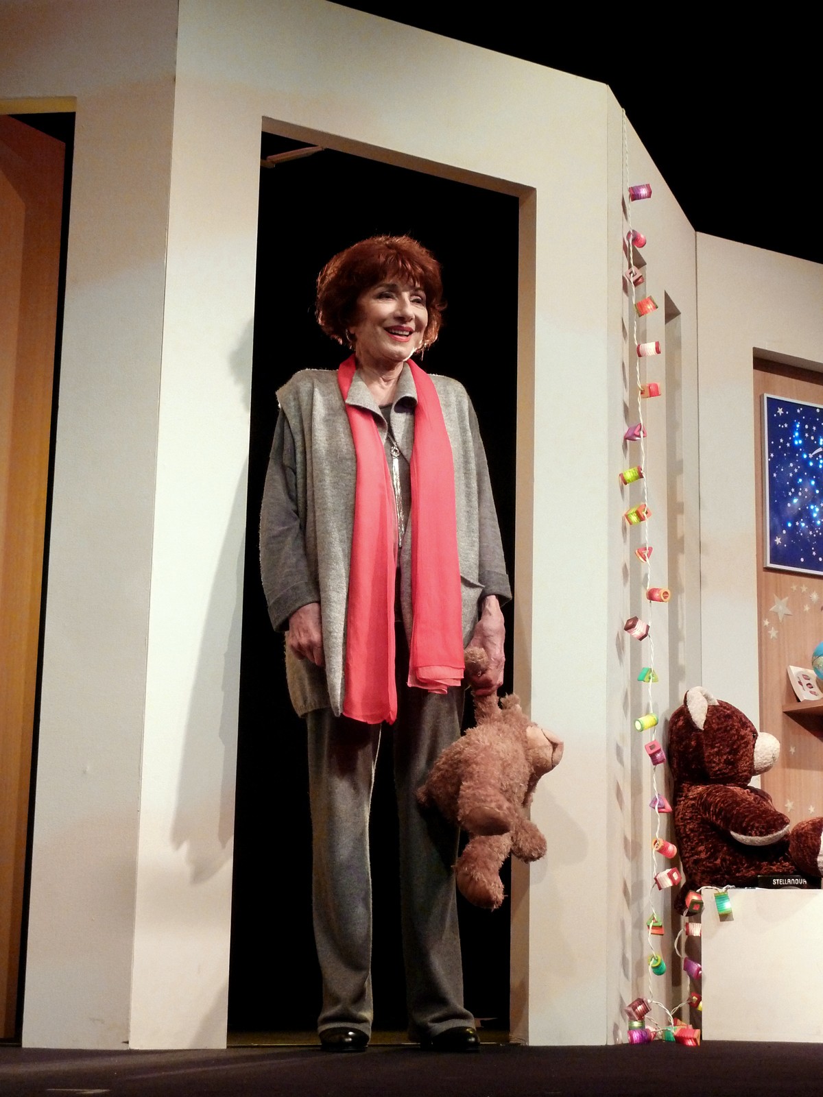 Judith-Magre-comedienne-pièce-Oscar-et-la-Dame-Rose-Eric-Emmanuel-Schmitt-mise-en-scène-Steve-Suissa-Théâtre-Rive-Gauche-photo-salut-scène-by-united-states-of-paris